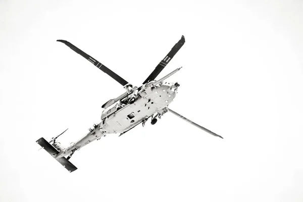 Beyaz arka planda pervaneli ve hava kuvvetleri olan savaş uçakları. askeri helikopter