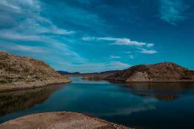 Akşamları dağlarda göl