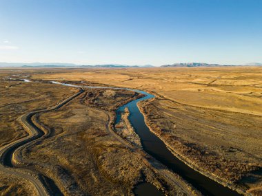 Dağlardaki nehir manzarası.