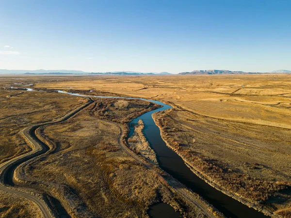 Dağlardaki nehir manzarası.