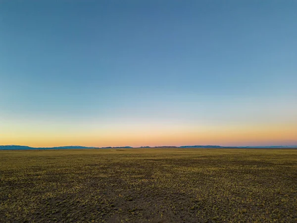 野原の美しい夕日 — ストック写真