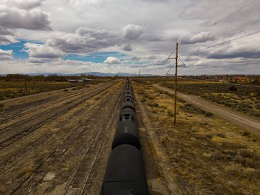 Kırsal bölgedeki demiryolu rayları