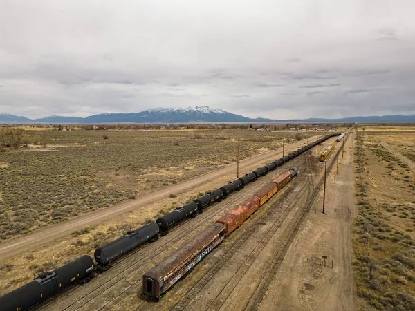 Mavi gökyüzünün arka planındaki tren.