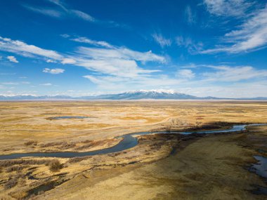 Arka planda bir dağ olan manzara