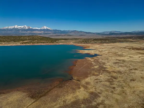Arkadaki dağların panoramik görüntüsü
