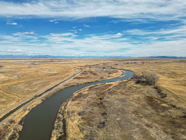 Dağlarda bir nehir manzarası