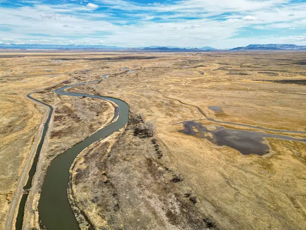 Dağlardaki nehrin havadan görünüşü