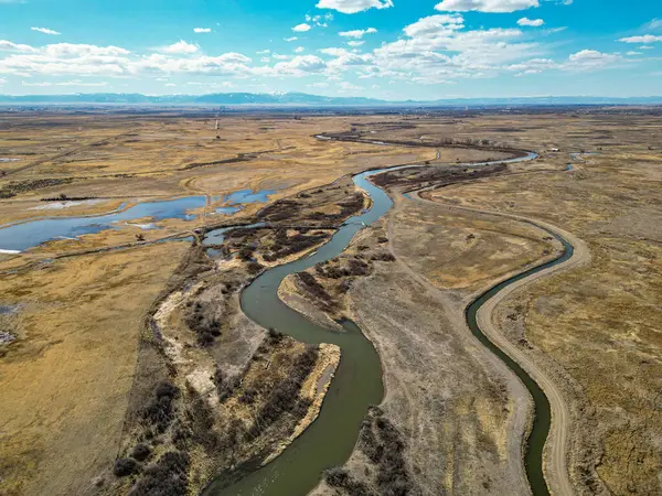 Dağlardaki nehrin havadan görünüşü