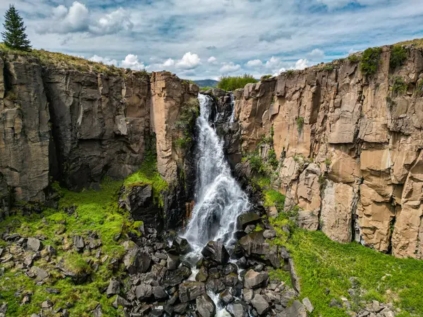 Dağlarda güzel bir şelale