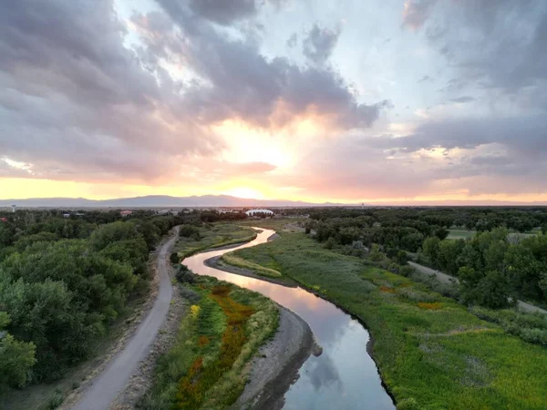 美丽的落日掠过河流 — 图库照片