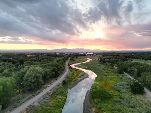 Εναέρια Άποψη Ενός Ποταμού Ένα Όμορφο Ηλιοβασίλεμα — Φωτογραφία Αρχείου