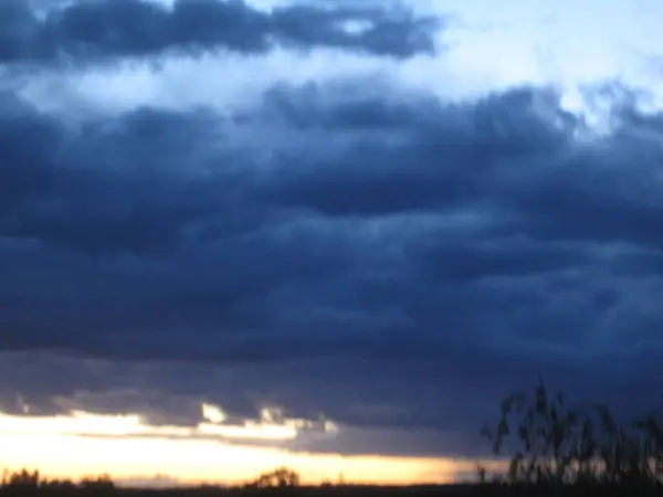 Bulutlu gökyüzü ile dramatik gün batımı