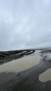 Nehir ve bulutlu gökyüzü olan güzel bir manzara.