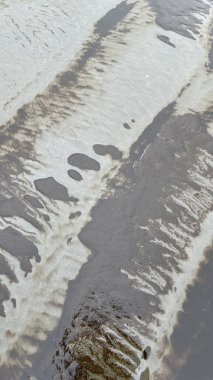 Kumlu ve dalgalı deniz kıyısı