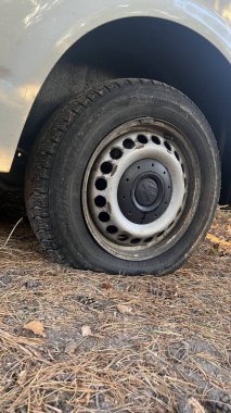 Eski paslı metal tekerlek