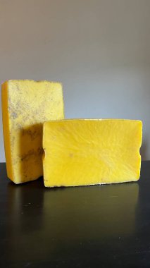 Siyah arkaplan ile sarı sabun