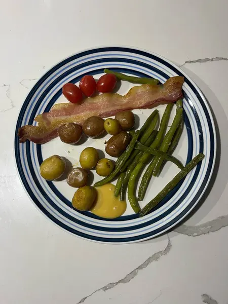 Patates ve sebzeli kızarmış pastırma.