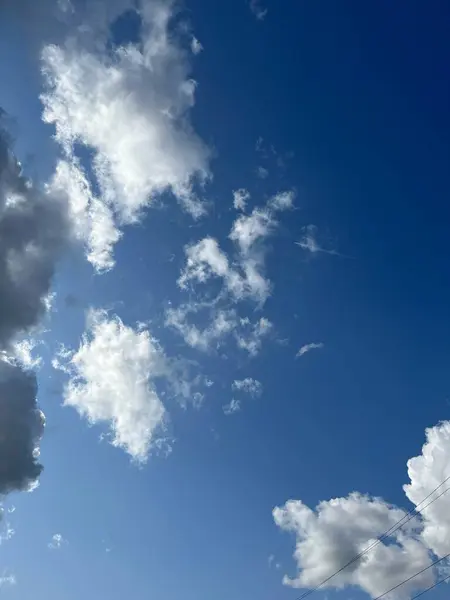 Bulutlu mavi gökyüzü