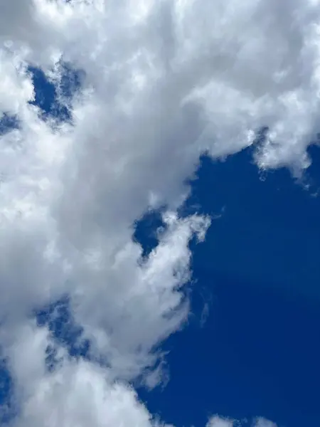 Beyaz bulutlu mavi gökyüzü