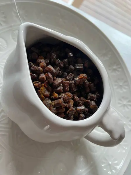 Siyah kahve fincanı ve beyaz arka planda kahve tabağı.