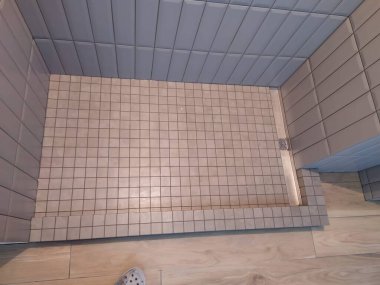 Beyaz fayanslı bir banyonun 3 boyutlu çizimi