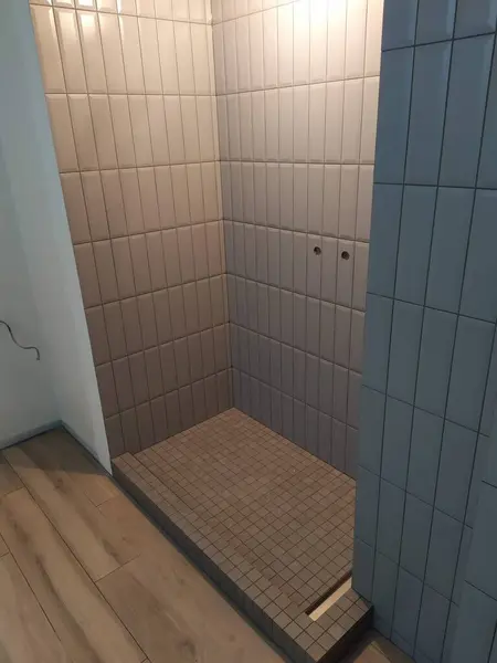 Banyoda modern duş.