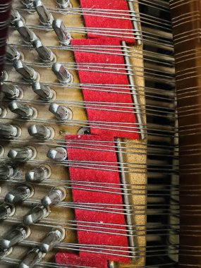 Eski bir müzik enstrümanının yakın görüntüsü