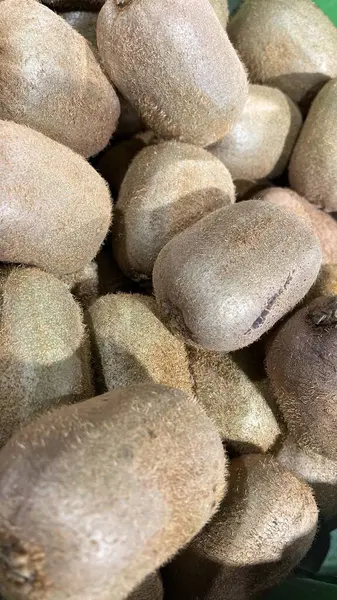 Bir sürü taze kahverengi ve siyah taş.