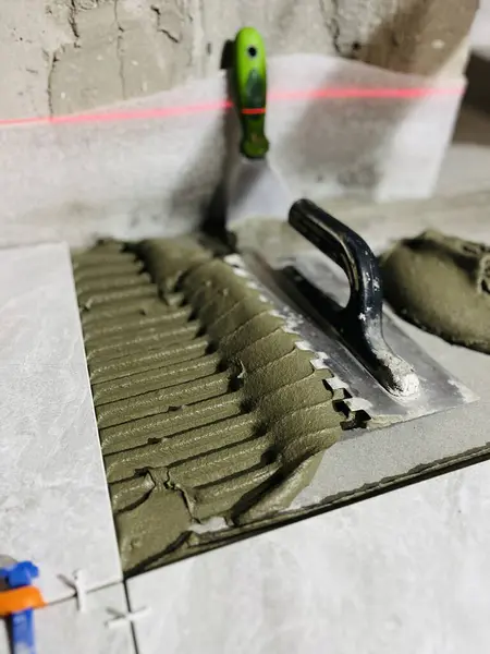 İnşaat alanında çalışan bir işçinin taşı.