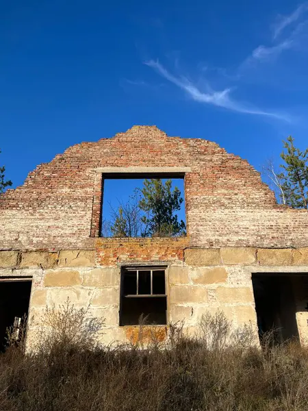 Terk edilmiş bir binanın kalıntıları. Terk edilmiş tuğla ev.