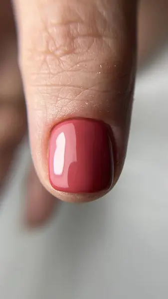 kadın kırmızı oje ile