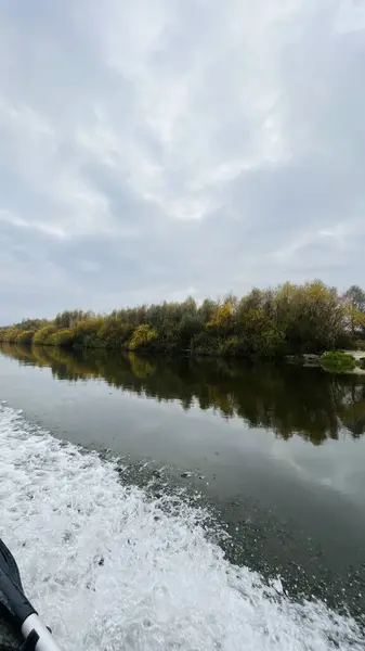 Nehirdeki bir tekneden manzara