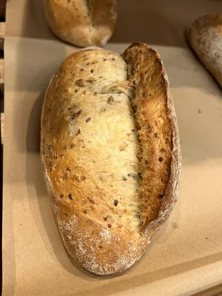 Fırında taze pişmiş ekmek