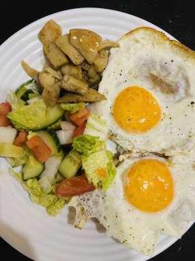 Sebze ve baharatlı sahanda yumurta.