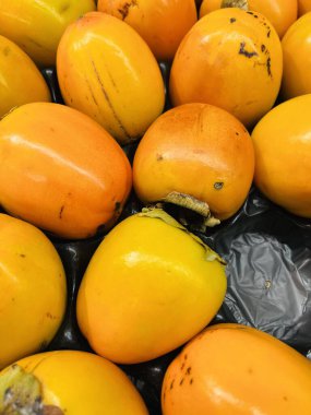 Taze olgun ve sarı elmalar