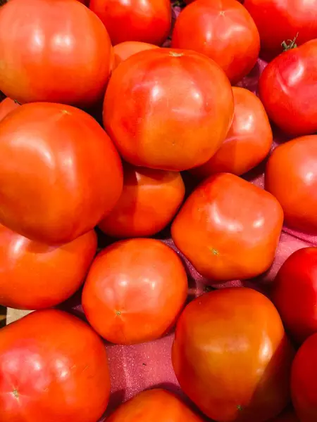 Süpermarkette olgun kırmızı domatesler