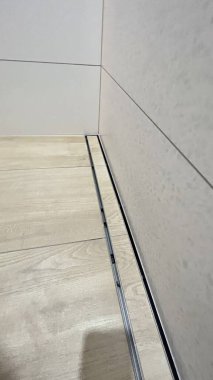 Modern bir binanın içinde.