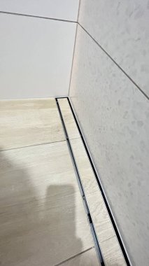 Modern bir binanın içinde.