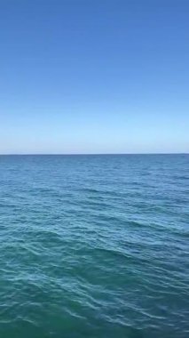 Dalgalar, su ve mavi gökyüzü ile deniz yüzeyi