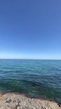 Dalgalar ve mavi gökyüzü ile güzel deniz manzarası