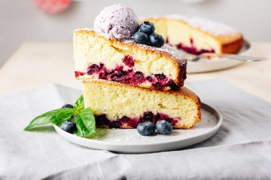 Böğürtlenli limonlu kek, yakın plan..