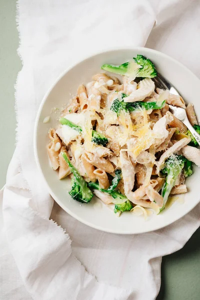 Tavuk, ıspanak, brokoli ve peynirli tam tahıllı makarna..