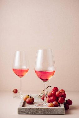 İki bardak şarap ve bir demet kırmızı üzüm..