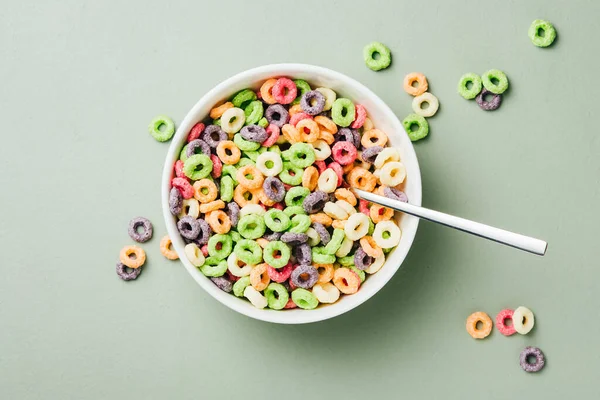 Barevné Kukuřičné Kroužky Misce Zeleném Pozadí Prsten Tvaru Sladké Snídaně — Stock fotografie