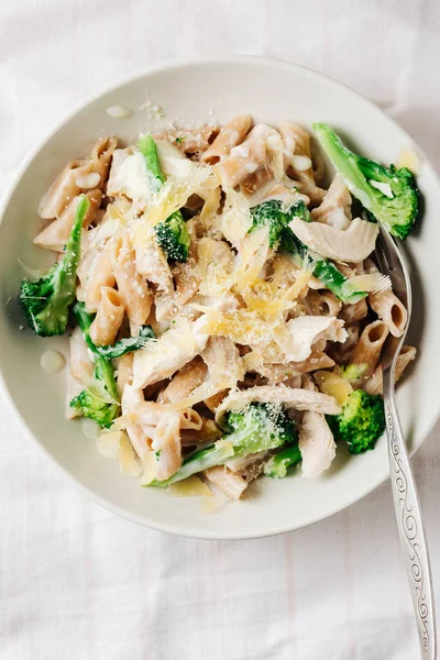 Tavuk, ıspanak, brokoli ve peynirli tam tahıllı makarna..