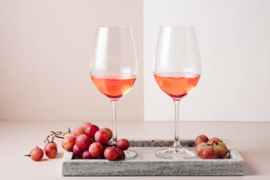 İki bardak şarap ve bir demet kırmızı üzüm..