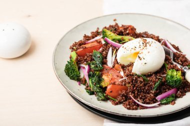 Sebzeli kırmızı kinoa ve haşlanmış yumurta..