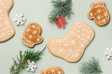 Renkli arka planda dekoru olan Noel zencefilli ekmeği.