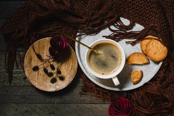 Tasse Kaffee Mit Keksen Auf Einem Tablett Warmes Wohnkonzept — Stockfoto
