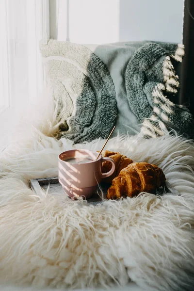 一杯咖啡与巧克力羊角面包在窗台上 家舒适的概念 — 图库照片